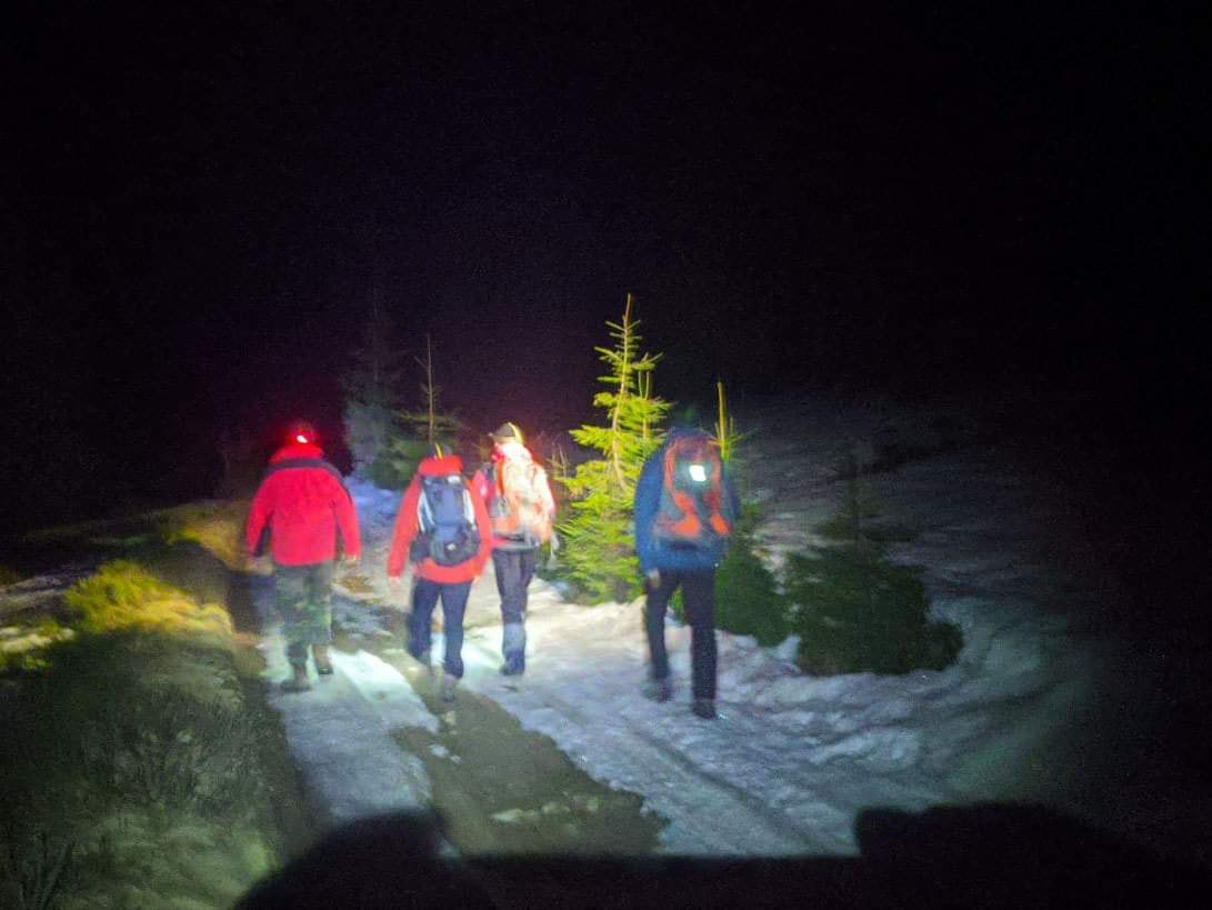 Наодинці вирішила підкорити Карпати: закарпатські рятувальники знайшли в горах туристку з Харкова (ФОТО)