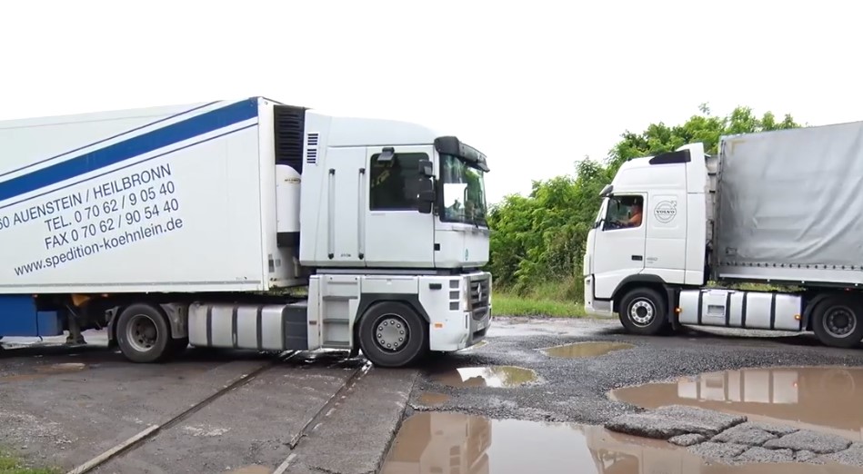 Фура за фурою: як вантажні перевезення на Закарпатті перетворилися у проблему