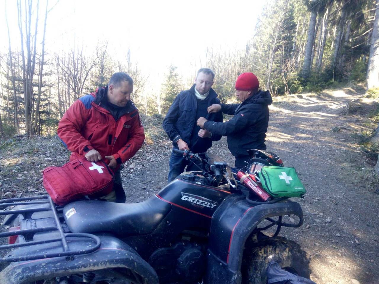 Погіршилось самопочуття: закарпатські рятувальники допомогли туристу з Київщини, який підкорював Говерлу (ФОТО)