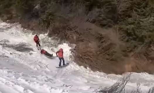 Екстремальне транспортування: закарпатські надзвичайники показали, як рятували туриста в горах (ВІДЕО)