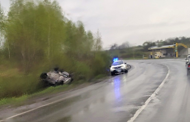 Не впорався з керуванням та злетів у кювет: на Мукачівщині перекинулася автівка (ФОТО)