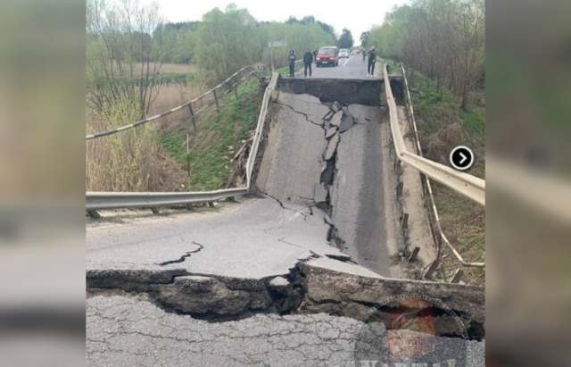 Траса Львів-Луцьк заблокована через обвал моста (ФОТО, ВІДЕО)