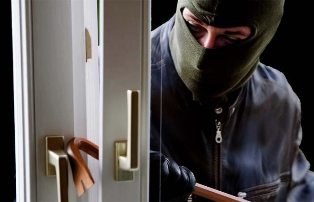 Оригінальне пограбування: на Закарпатті роми обікрали ломбард, а награбоване хотіли здати у сусідній