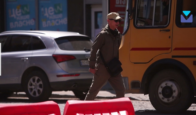 У Мукачеві невідомий громив нові встановлені кругові обмеження у центрі міста (ВІДЕО)