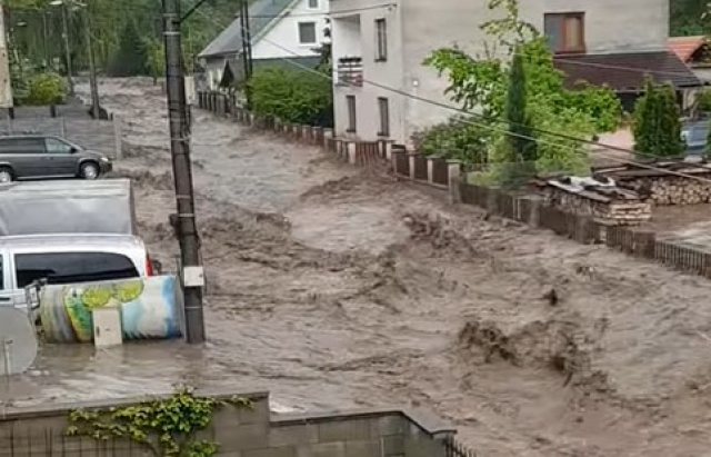 В сусідній Словаччині у повені загинув чоловік (ФОТО, ВІДЕО)