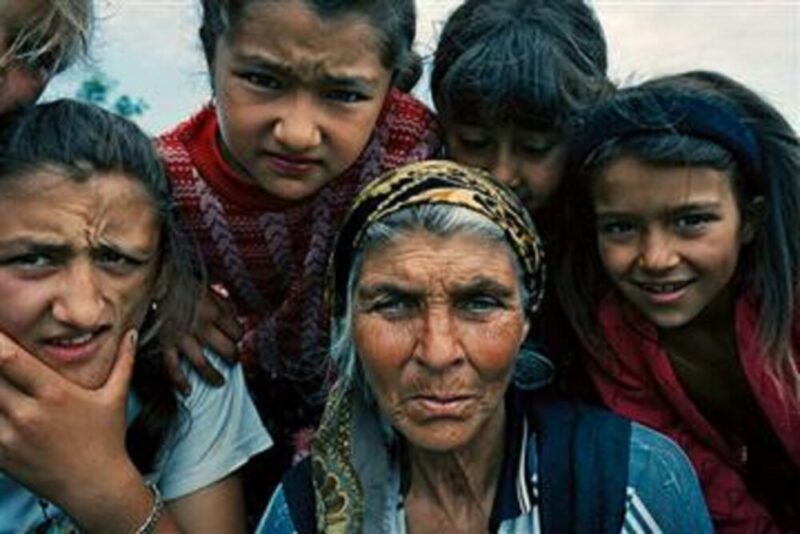 Виламали огорожу та почали бити: в Ужгороді на жінку у власному дворі напала група циган — СОЦМЕРЕЖІ