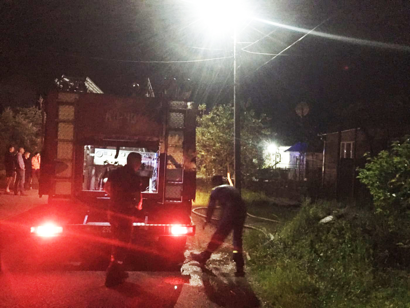 Почалося з літньої кухні: на Закарпатті вогнеборцям вдалося врятувати від знищення пожежею будинок (ФОТО)