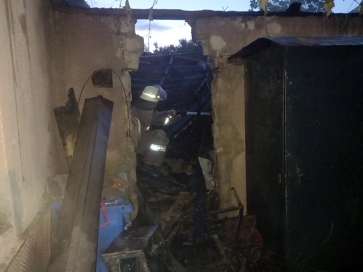 Горіло все: покрівля, майно, дрова та сіно - з'явилися фото масштабної пожежі у Мукачеві (ФОТО)