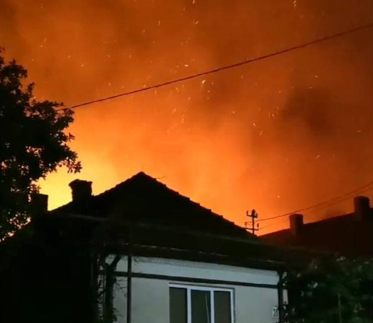 Масштабна нічна пожежа поблизу Мукачева: відомо, що стало осередком займання